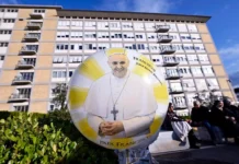 El estado de salud del Papa Francisco sigue siendo “complejo” tras nuevos episodios respiratorios El Papa Francisco continua internado en Roma -