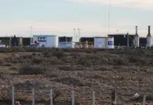Vidal denunció desmantelamiento y robo en yacimientos operados por YPF Las Heras, pero también Koluel Kaike, Cañadón Seco y Pico Truncado se asientan sobre una red de pozos, cañerías y residuos altamente contaminantes - Foto: OPI Santa Cruz/Francisco Muñoz