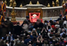 El Vaticano cierra la Basílica tras la despedida de más de 130 mil fieles al papa Francisco El Vaticano cierra la Basílica tras la despedida de más de 130 mil fieles al papa Francisco - Foto: NA