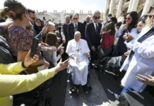 El Papa Francisco sorprende a los fieles con su aparición en la Plaza San Pedro El Papa Francisco sorprende a los fieles con su aparición en la Plaza San Pedro - Foto: NA