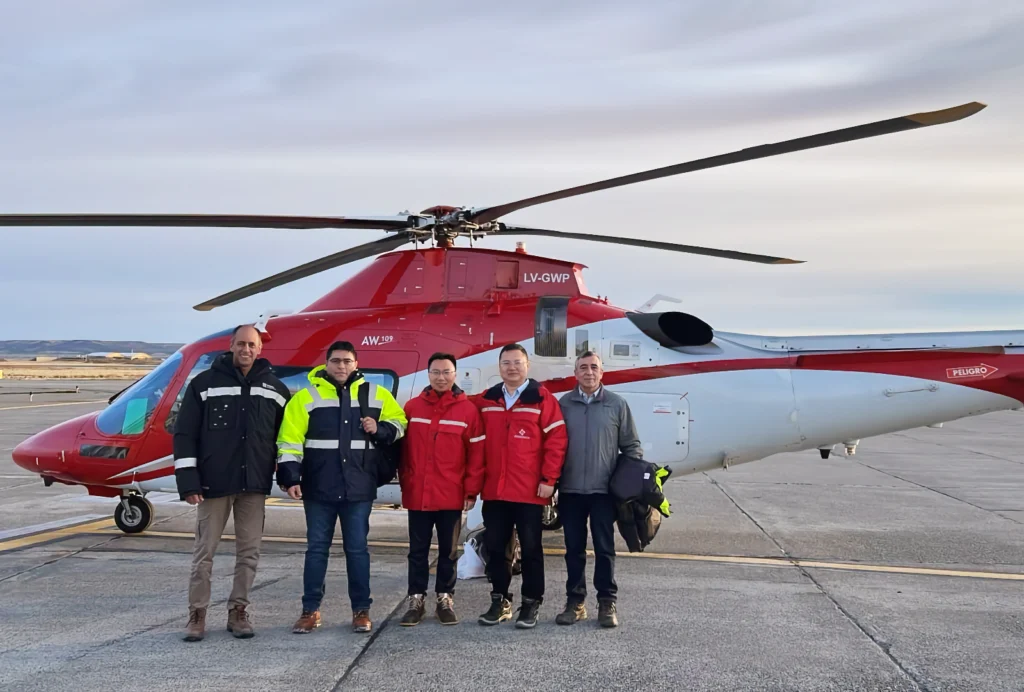 El Gobernador Claudio Vidal sobrevuela la obra de las represas sobre el Río Santa Cruz -