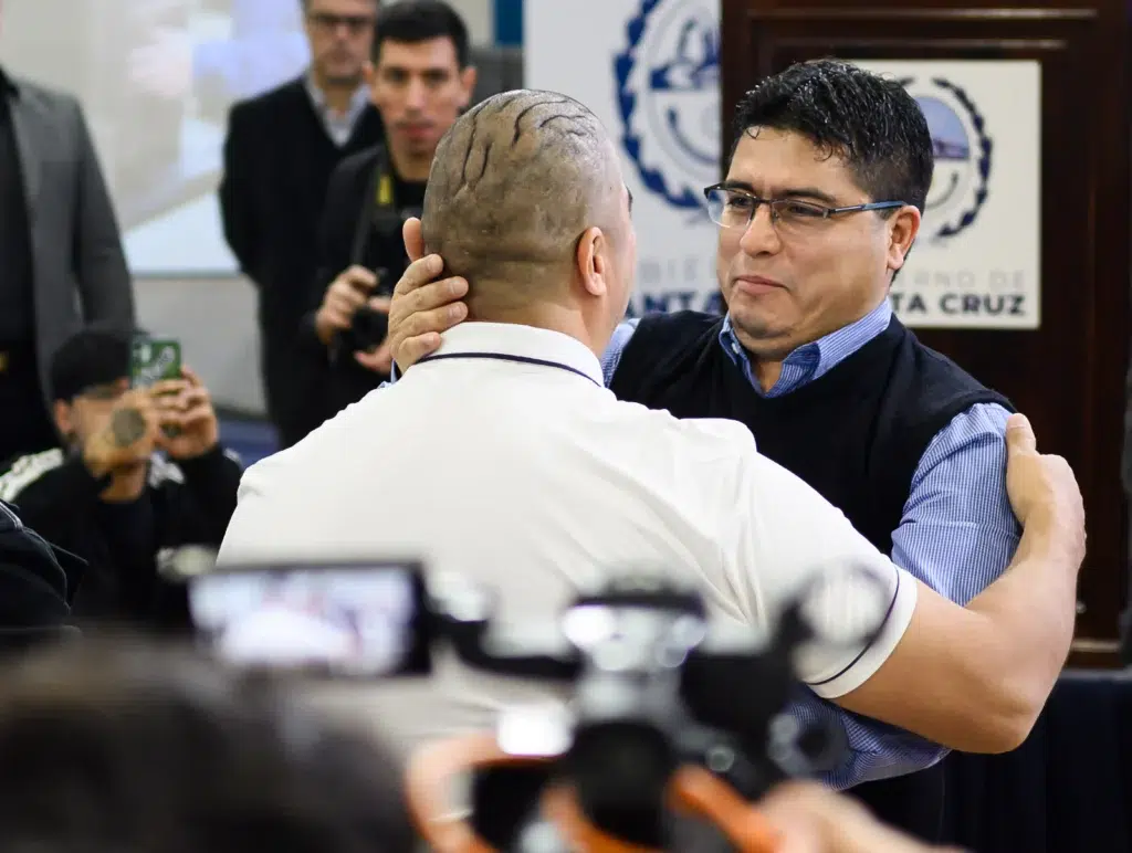 Claudio Vidal saluda a el secretario general del Sindicato de Petroleros Privados de Santa Cruz, Rafael Güenchenen -