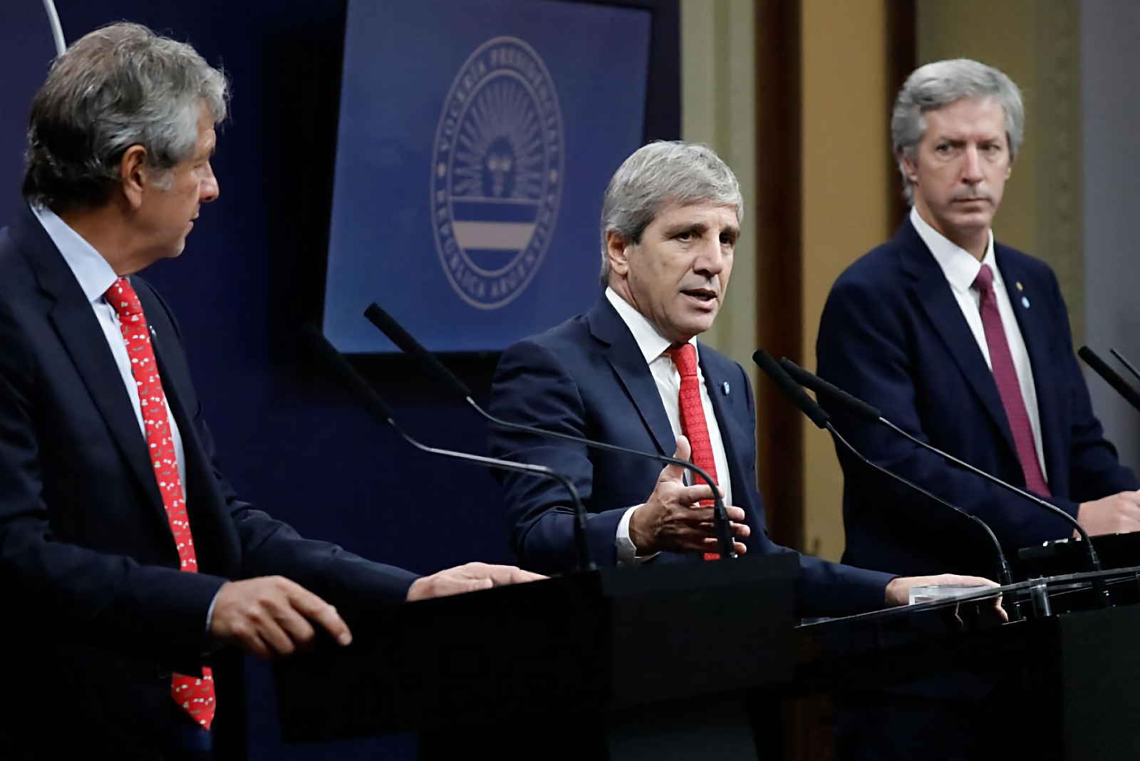 Luis Caputo anunció cambios fiscales: menos burocracia, más privacidad y nuevo régimen de Ganancias - Foto: NA Luis Caputo anunció cambios fiscales: menos burocracia, más privacidad y nuevo régimen de Ganancias - Foto: NA