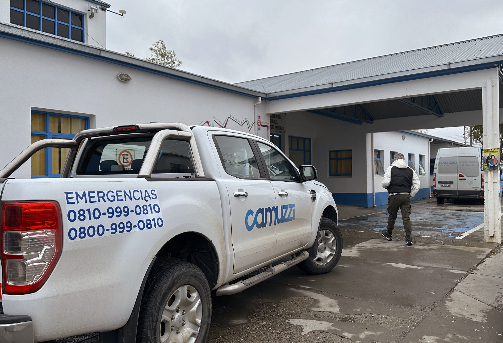 Evacuaron una escuela en Río Gallegos por escape de gas y hay docentes internados - Foto: OPI Santa Cruz/Francisco Muñoz Evacuaron una escuela en Río Gallegos por escape de gas y hay docentes internados - Foto: OPI Santa Cruz/Francisco Muñoz
