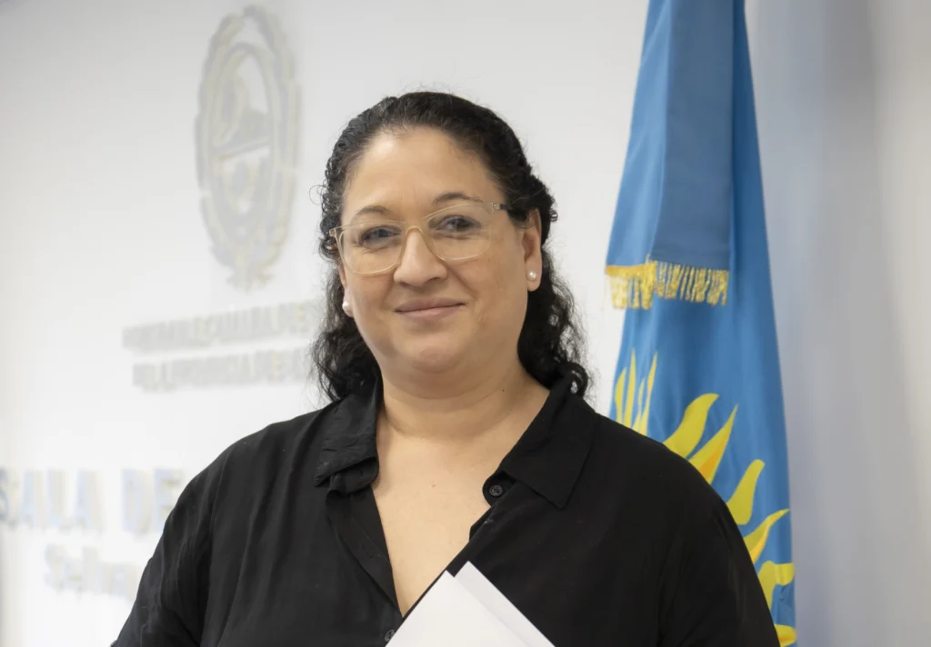 Con la firma de la ex asesora de Cecilia Velazquez, se trata un proyecto para restringir las manifestaciones gremiales en cercanías de las escuelas