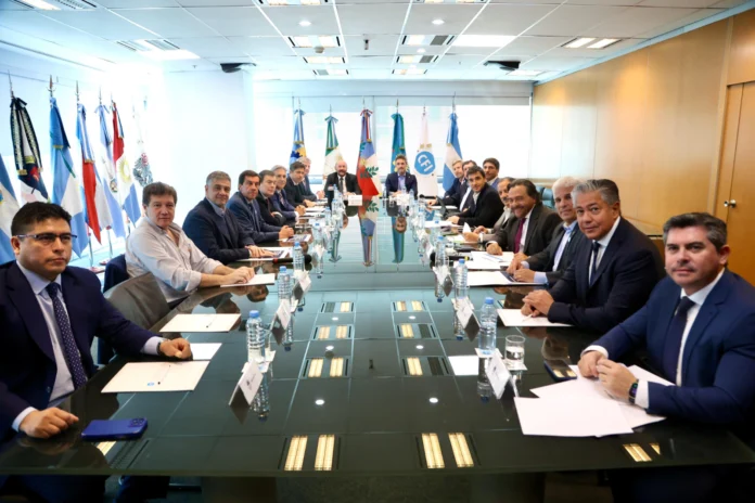 Gobernadores piden debatir una reforma fiscal ante la caída de la coparticipación - Foto: NA