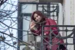 La ex presidenta Cristina Kirchner saluda a la militancia desde el balcón de su casa en Constitución - Foto: NA La ex presidenta Cristina Kirchner saluda a la militancia desde el balcón de su casa en Constitución - Foto: NA