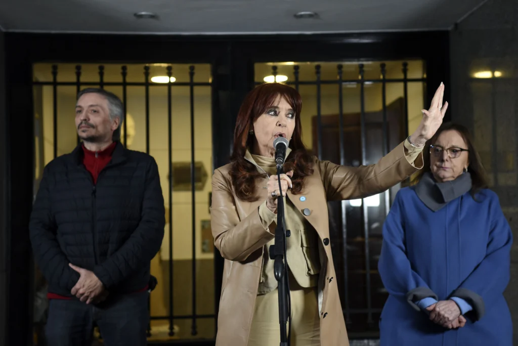 La condenada Cristina Kirchner habla a la militancia escoltada por su hijo Máximo Kirchner y su cuñada Alicia Kirchner - Foto: Na