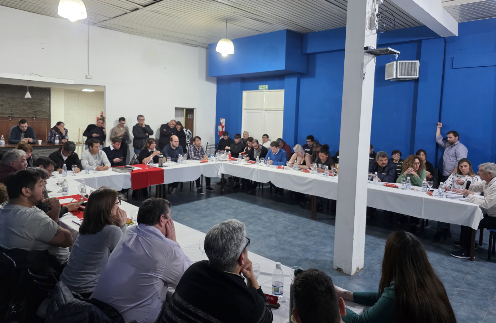 Finalmente y como señalamos en dos análisis previos, el radicalismo desapareció en Santa Cruz y se convirtió al SER disimulado “en un frente” Finalmente y como señalamos en dos análisis previos, el radicalismo desapareció en Santa Cruz y se convirtió al SER disimulado “en un frente”