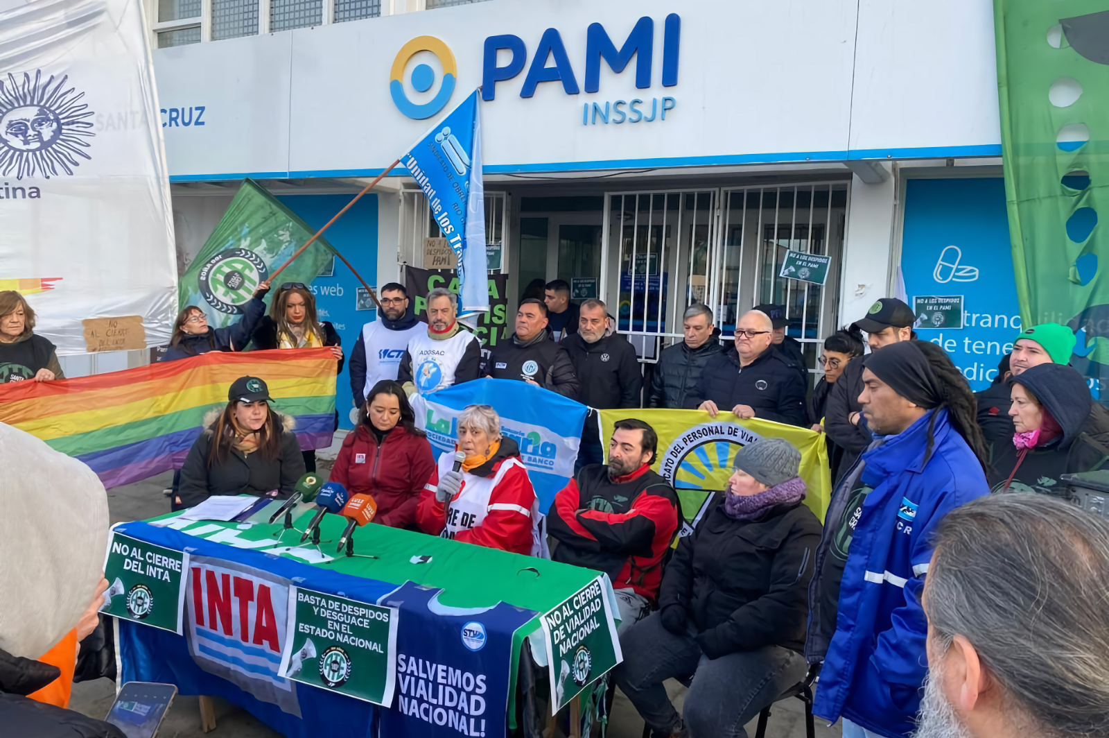 ATE le plantó una manifestación a Jairo Guzmán en el PAMI por despidos y cierre de organismos nacionales. Desde adentro, una mala imitación de Milei, los repudió ATE le plantó una manifestación a Jairo Guzmán en el PAMI por despidos y cierre de organismos nacionales. Desde adentro, una mala imitación de Milei, los repudió