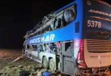 Choque entre un camión y colectivo de pasajeros en la Ruta 3 cerca de Río Gallegos Choque entre un camión y colectivo de pasajeros en la Ruta 3 cerca de Río Gallegos