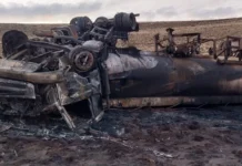 Un camión cisterna de petróleo desbarrancó, se incendió y dos personas resultaron graves
