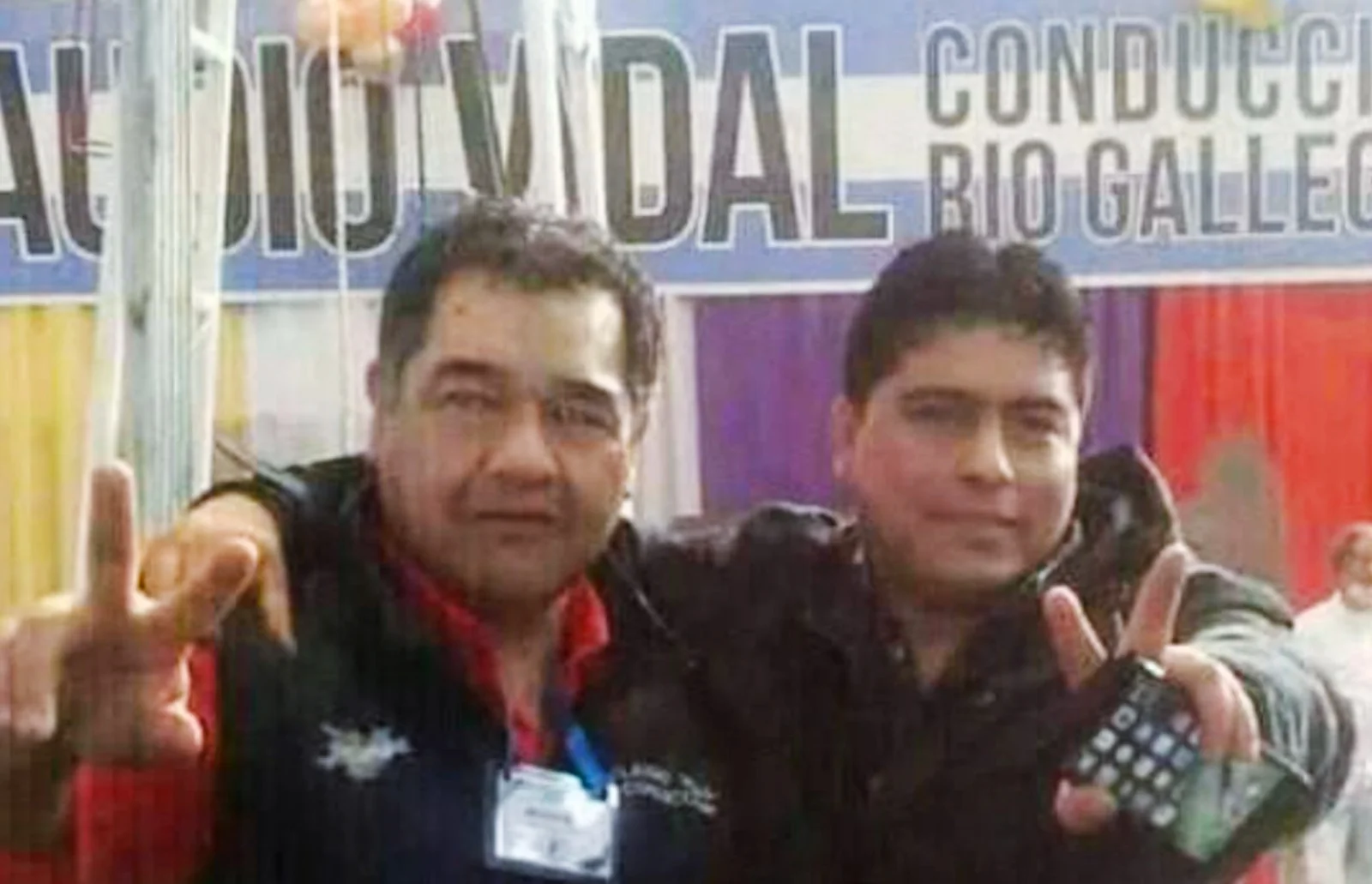 El Gobernador en un acto junto a un delincuente petrolero, da la peor imagen pública y política de su gestión, amparando a un homicida y amenazador profesional El Gobernador en un acto junto a un delincuente petrolero, da la peor imagen pública y política de su gestión, amparando a un homicida y amenazador profesional