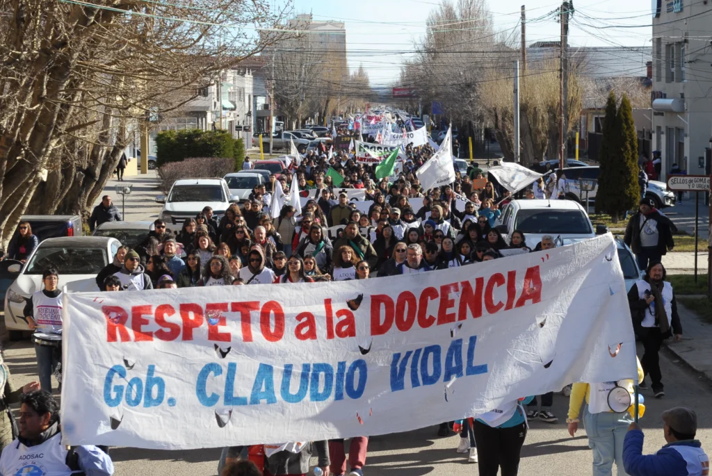 Multitudinaria marcha docente en Río Gallegos, parada frente a casa de gobierno y manifestación ruidosa en favor de la Educación - Foto: OPI Santa Cruz/Francisco Muñoz