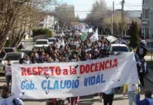 ADOSAC fue multada con 10.700 millones de pesos por el Ministerio de Trabajo de la provincia Multitudinaria marcha docente en Río Gallegos, parada frente a casa de gobierno y manifestación ruidosa en favor de la Educación - Foto: OPI Santa Cruz/Francisco Muñoz