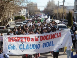 Multitudinaria marcha docente en Río Gallegos, parada frente a casa de gobierno y manifestación ruidosa en favor de la Educación - Foto: OPI Santa Cruz/Francisco Muñoz
