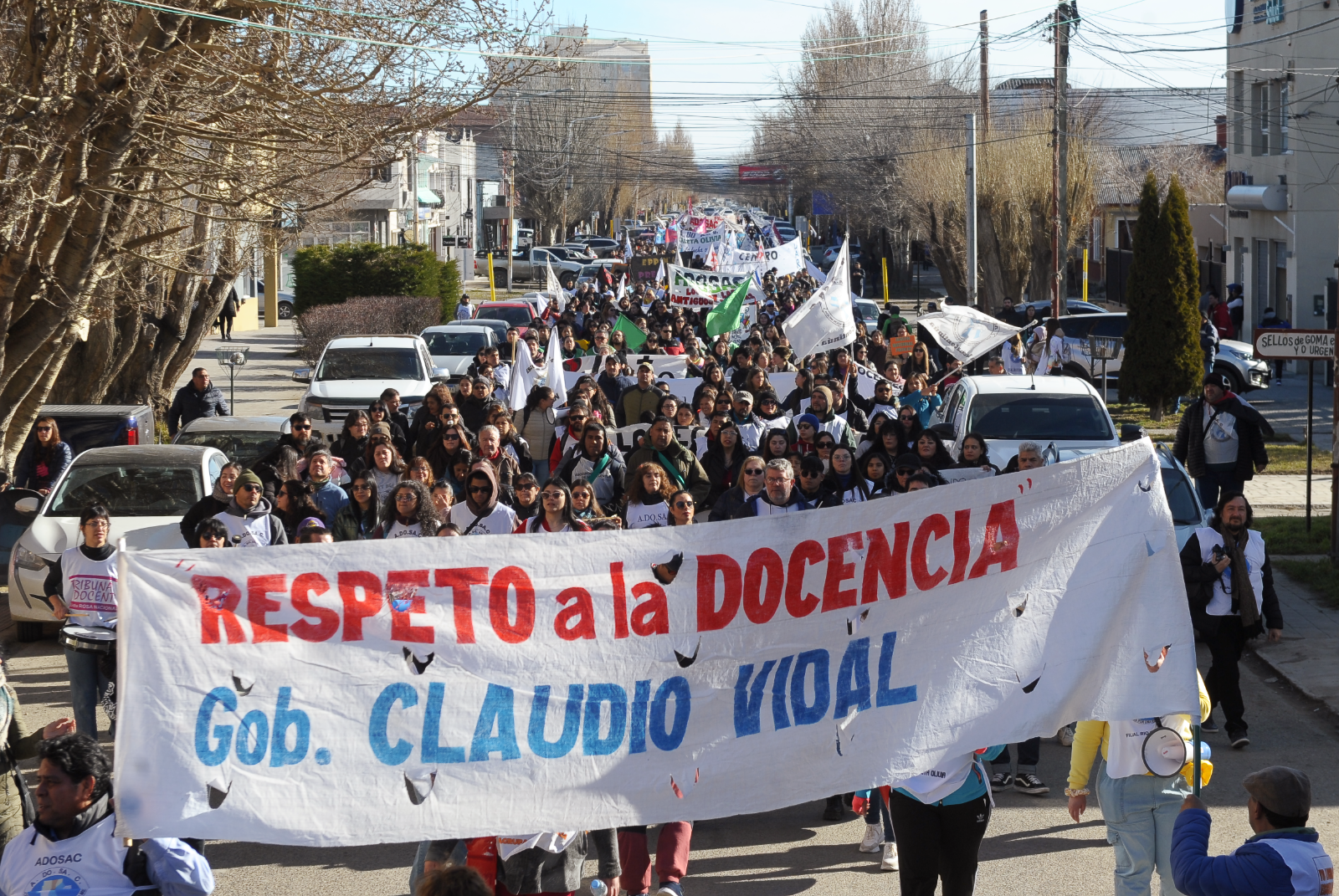 Multitudinaria marcha docente en Río Gallegos, parada frente a casa de gobierno y manifestación ruidosa en favor de la Educación - Foto: OPI Santa Cruz/Francisco Muñoz Multitudinaria marcha docente en Río Gallegos, parada frente a casa de gobierno y manifestación ruidosa en favor de la Educación - Foto: OPI Santa Cruz/Francisco Muñoz