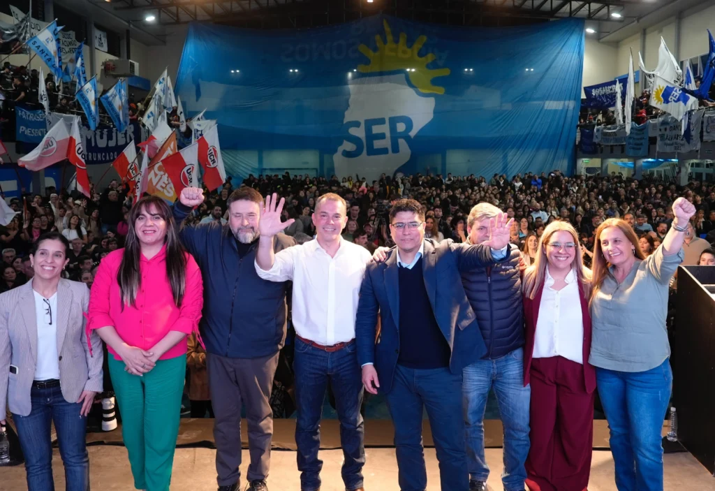 Lanzamiento de campaña del candidato oficial del gobierno. Sin asistencia espontánea, algunas ausencias llamativas y un discurso paralelo de objetivo difuso