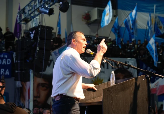 Lanzamiento de campaña del candidato oficial del gobierno. Sin asistencia espontánea, algunas ausencias llamativas y un discurso paralelo de objetivo difuso