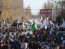 Multitudinaria marcha docente en Río Gallegos, parada frente a casa de gobierno y manifestación ruidosa en favor de la Educación - Foto: OPI Santa Cruz/Francisco Muñoz