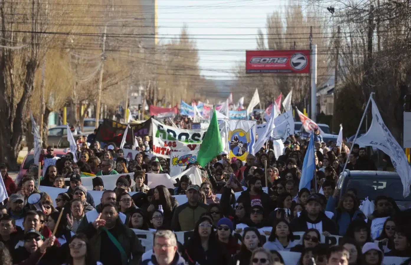 Multitudinaria marcha docente en Río Gallegos, parada frente a casa de gobierno y manifestación ruidosa en favor de la Educación - Foto: OPI Santa Cruz/Francisco Muñoz Multitudinaria marcha docente en Río Gallegos, parada frente a casa de gobierno y manifestación ruidosa en favor de la Educación - Foto: OPI Santa Cruz/Francisco Muñoz