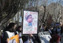 ADOSAC reiteró pedido de recomposición salarial y amenaza con nuevos paros Multitudinaria marcha docente en Río Gallegos, parada frente a casa de gobierno y manifestación ruidosa en favor de la Educación - Foto: OPI Santa Cruz/Francisco Muñoz