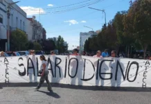 Chubut ofreció un piso inicial de $1 millón para los salarios docentes Docentes chubutenses se movilizan este viernes y anunciaron paro la próxima semana