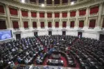 La oposición consiguió una primera victoria en Diputados y busca anular los vetos de Milei