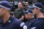 El expresidente brasileño Jair Bolsonaro sale de un hospital durante una liberación temporal de su arresto domiciliario para recibir un tratamiento médico, en Brasilia - Foto: NA El expresidente brasileño Jair Bolsonaro sale de un hospital durante una liberación temporal de su arresto domiciliario para recibir un tratamiento médico, en Brasilia - Foto: NA