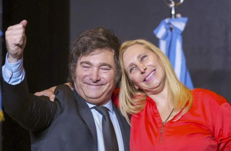 La Misenscène del gobierno que quiere escapar del pozo, cavando - Foto: NA