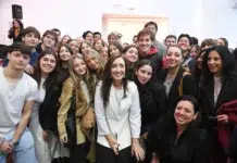 En medio de la crisis económica la vicepresidenta dio una charla a estudiantes En medio de la crisis económica la vicepresidenta dio una charla a estudiantes - Foto: NA
