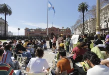 Docentes y estudiantes dan clases en Plaza de Mayo contra el posible veto de Milei Docentes y estudiantes dan clases en Plaza de Mayo contra el posible veto de Milei - Foto: NA