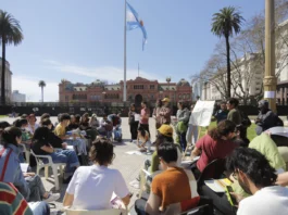 Docentes y estudiantes dan clases en Plaza de Mayo contra el posible veto de Milei - Foto: NA