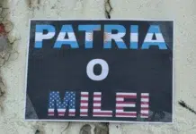 Milei llega a Ushuaia en campaña y es recibido con carteles y una protesta Milei llega a Ushuaia en campaña y es recibido con carteles y una protesta