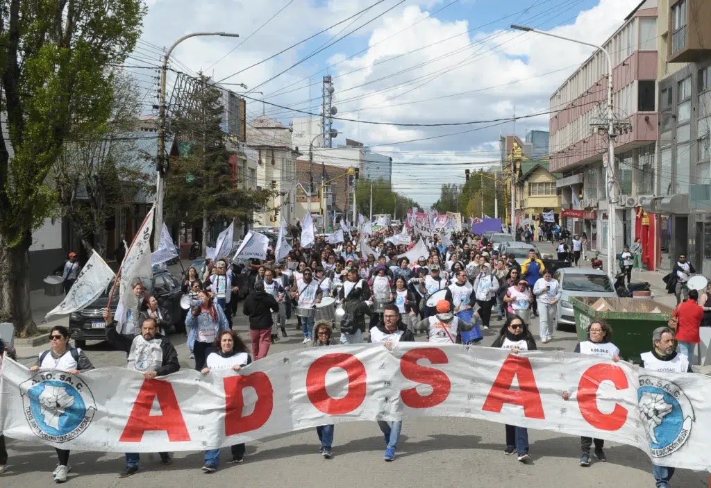 ADOSAC se manifestó frente al Consejo de Educación con reclamos salariales y laborales - Foto: OPI Santa Cruz/Francisco Muñoz