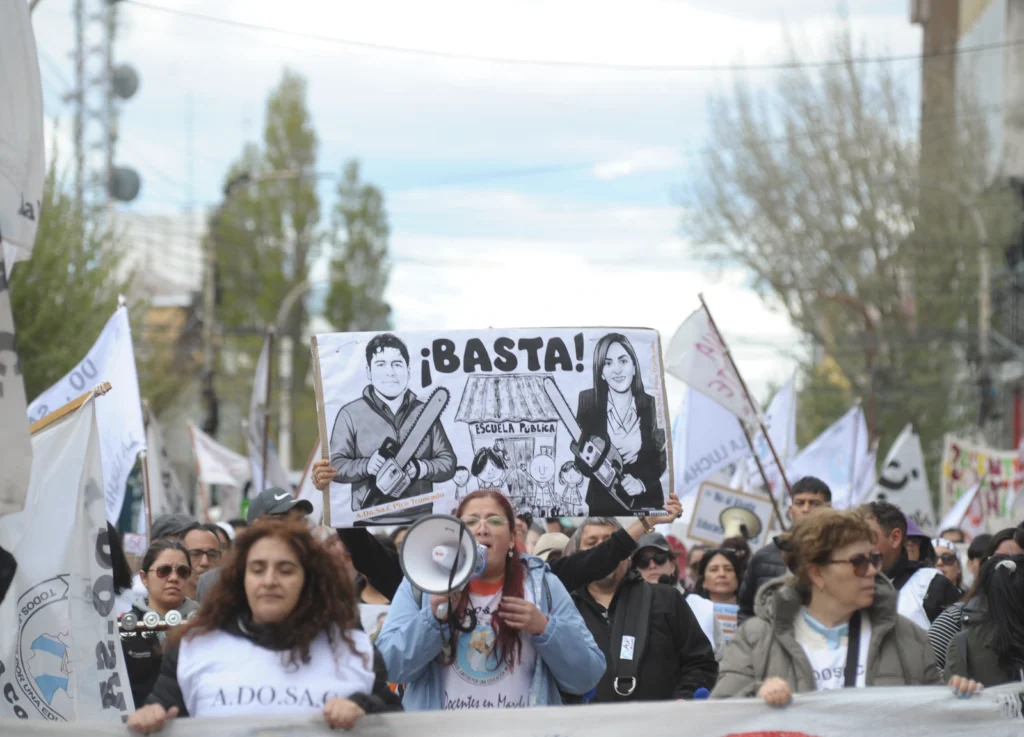 ADOSAC se manifestó frente al Consejo de Educación con reclamos salariales y laborales - Foto: OPI Santa Cruz/Francisco Muñoz