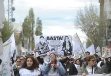 ADOSAC marcha a Casa de Gobierno por descuentos de hasta 900 mil pesos ADOSAC se manifestó frente al Consejo de Educación con reclamos salariales y laborales - Foto: OPI Santa Cruz/Francisco Muñoz