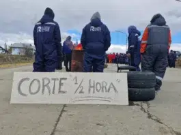 Municipales de la cuenca en conflicto por salarios. Paro por tiempo indeterminado, manifestaciones públicas, cortes y los intendentes sin respuestas - Foto: Gentileza Diario Condor