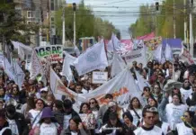 ADOSAC definió un nuevo paro provincial de 48 horas Marcha de docentes en Río Gallegos - Foto: OPI Santa Cruz/Francisco Muñoz