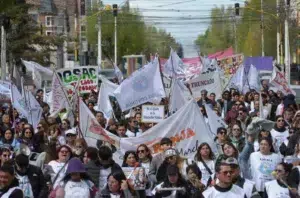 Marcha de docentes en Río Gallegos - Foto: OPI Santa Cruz/Francisco Muñoz Marcha de docentes en Río Gallegos - Foto: OPI Santa Cruz/Francisco Muñoz