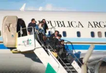La ex presidenta Cristina Kirchner bajando del Tango 01 en el aeropuerto de Río Gallegos - Foto: OPI Santa Cruz/Francisco Muñoz