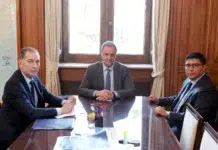 El Jefe de Gabinete Manuel Adorni y el ministro del Interior Diego Santilli se reunieron con el gobernador de Santa Cruz, Claudio Vidal, en Casa Rosada