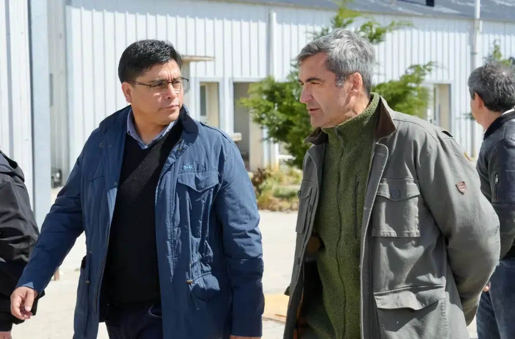 El gobernador Claudio Vidal junto a Gustavo Sívori en el predio de la ex Austral Construcciones -