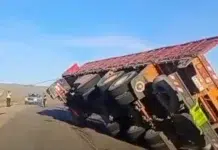 Un camión volcó por el mal estado de la ruta nacional 25 Un camión volcó por el mal estado de la ruta nacional 25