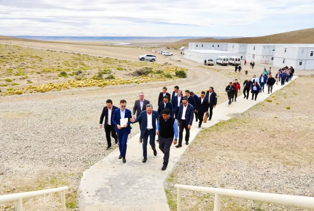 Represas: fusión de empresas, bajos salarios, malos tratos y abusos de parte de los chinos. ENARSA mira para otro lado y la reactivación es una entelequia