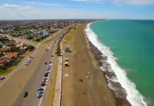 Un surfista rescató a dos niñas que se las llevaba la corriente en Playa Unión Un surfista rescató a dos niñas que se las llevaba la corriente en Playa Unión