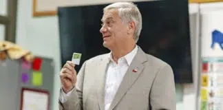 Kast viaja a Argentina tras ganar con 60% de votos El candidato presidencial José Antonio Kast emite su voto hoy en el marco de la segunda vuelta electoral que se desarrolla en Chile - Foto: NA