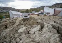 A más de 6 meses del derrumbe del cerro Hermitte los evacuados acusan a las autoridades de incumplimiento y burocracia El desplazamiento del cerro Hermitte en Comodoro Rivadavia