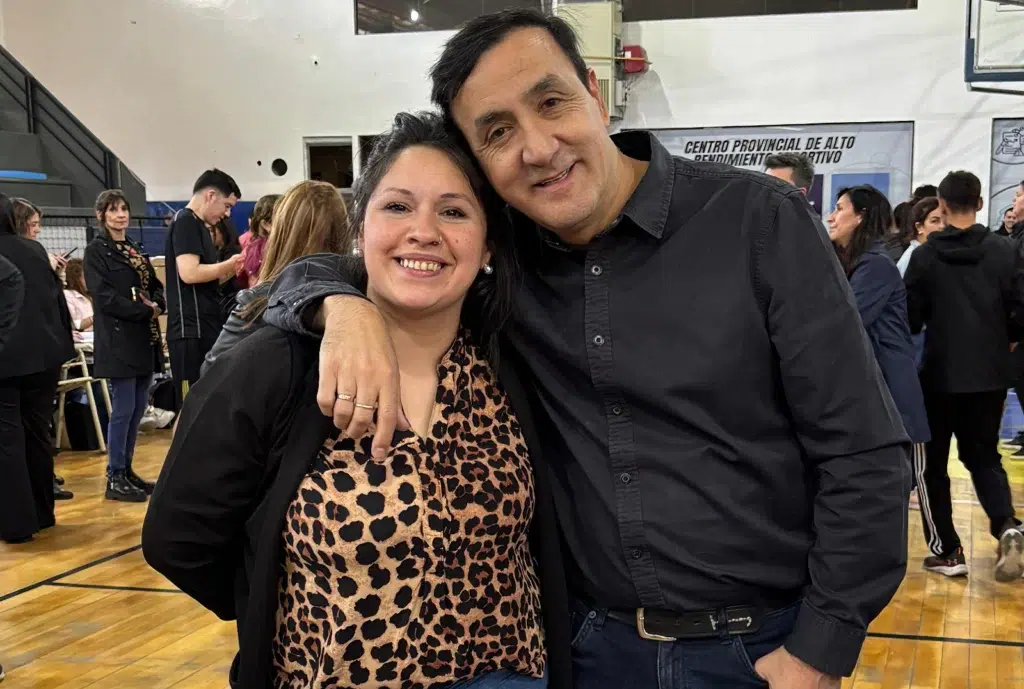 La Ex Presidente del CD de Río Gallegos, Cynthia Kamú, junto al intendente Pablo Grasso -