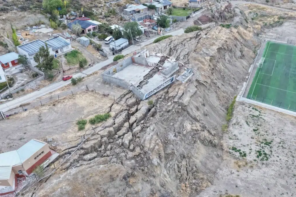 Deslizamiento en cerro Hermitte destruye viviendas y servicios - Foto: Diario Jornada